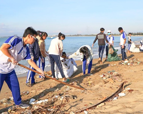 Học sinh tại huyện Ninh Hải, tỉnh Ninh Thuận cùng nhau dọn vệ sinh tại biển Ninh Chữ