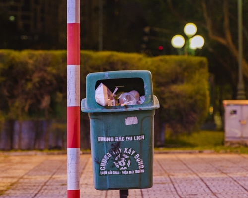 thùng rác công cộng