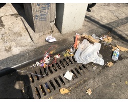 Rác chàn ra đường và đồ nhựa được dùng và bán khắp nơi