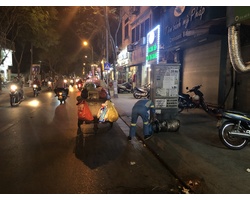 Cột điện bị biến thành nơi vứt rác ở Hà Nội