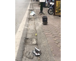 Thùng rác hiên ngang đứng giữa đường