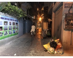 Cột điện bị biến thành nơi vứt rác ở Hà Nội