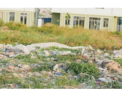 Khu dân cư ngập trong rác thải nhựa