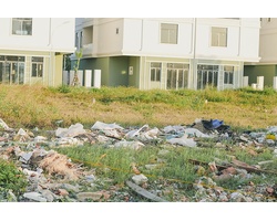 Khu dân cư ngập trong rác thải nhựa