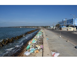 biển Phan Thiết dọc bờ kè  phường Đức Thắng- Lạc Đạo bị xâm hại rác thải