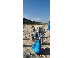 Gia đình Thỏ Sóc đã có chuyến du lịch trải nghiệm thật ý nghĩa: nhặt rác trên bãi biển Phan Thiết